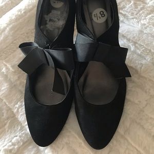 Black heels with bow